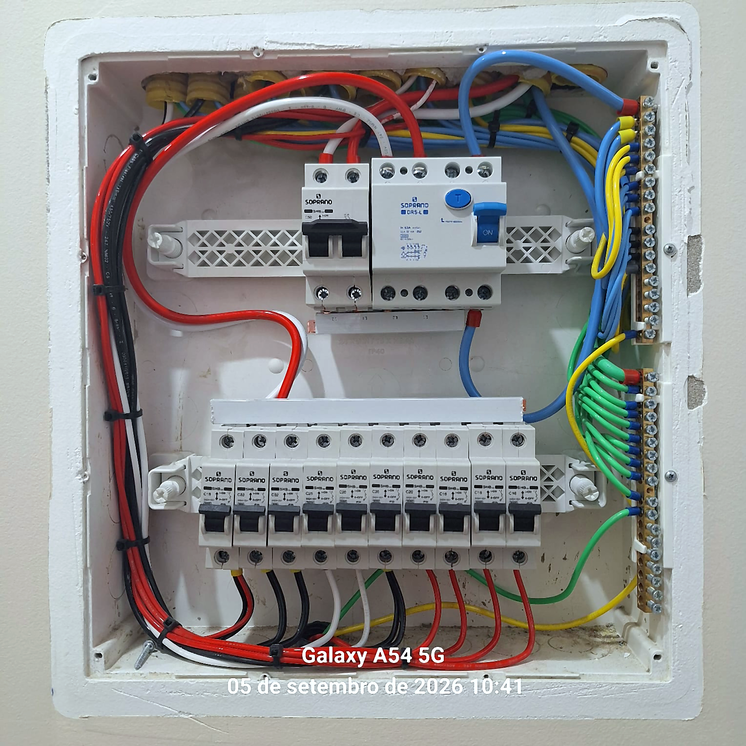 Quadro de distribuição com disjuntores e fiação organizada