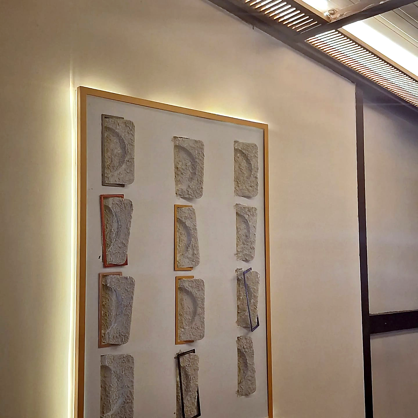 Iluminação decorativa indireta em parede de ambiente interno