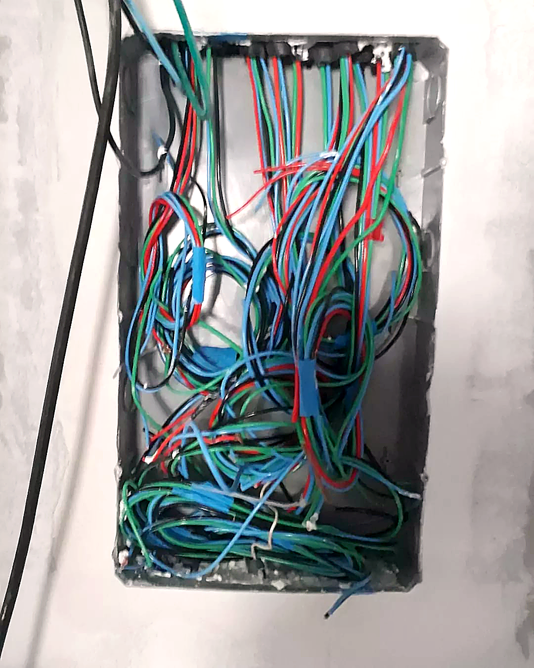 Instalação elétrica em andamento com condutores e quadro aberto