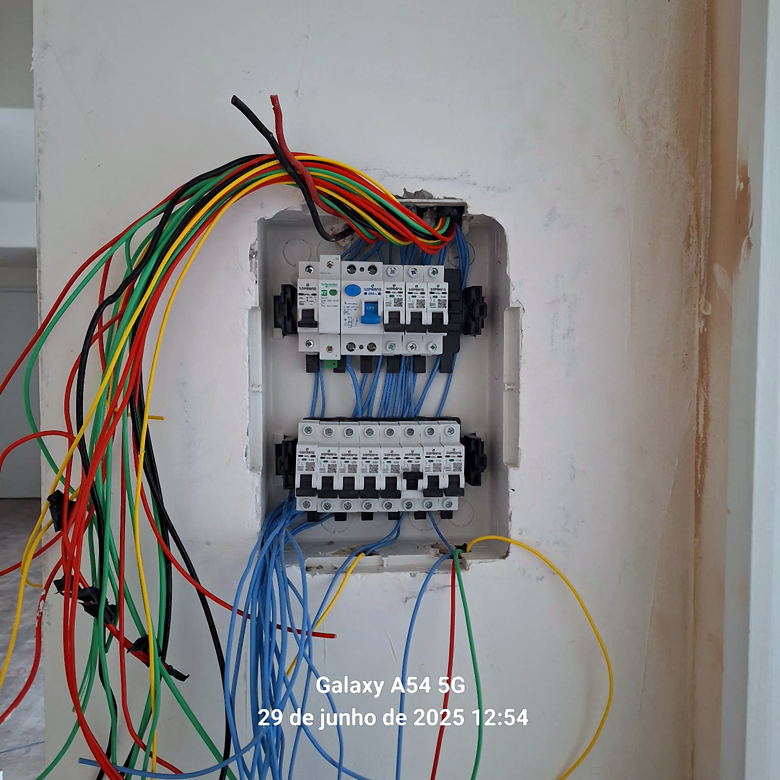 Quadro de disjuntores e cabeamento elétrico em obra