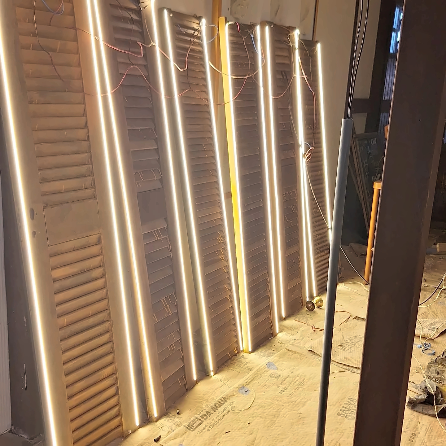 Iluminação linear em LED em painel de ambiente interno