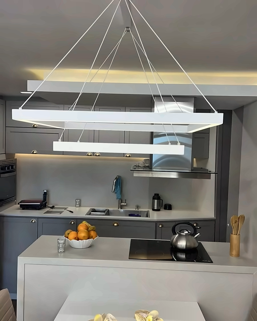 Iluminação suspensa em cozinha residencial