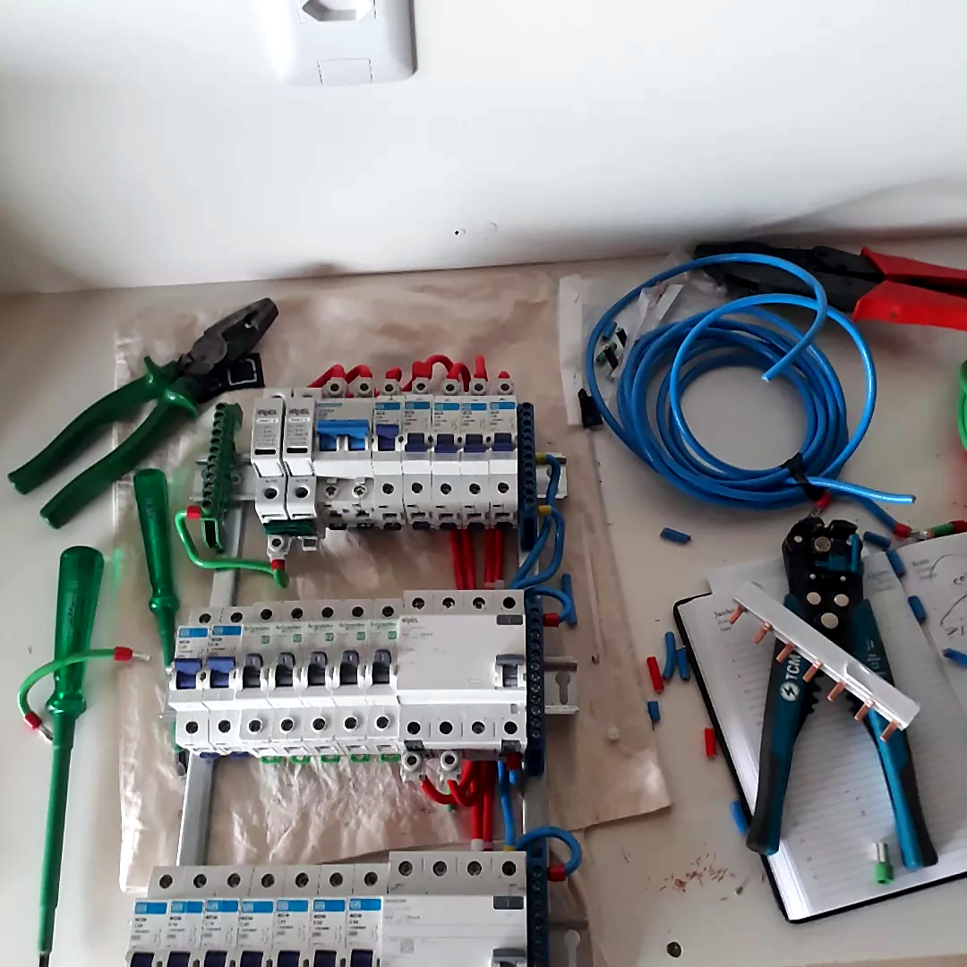 Montagem de quadro elétrico com disjuntores e cabos