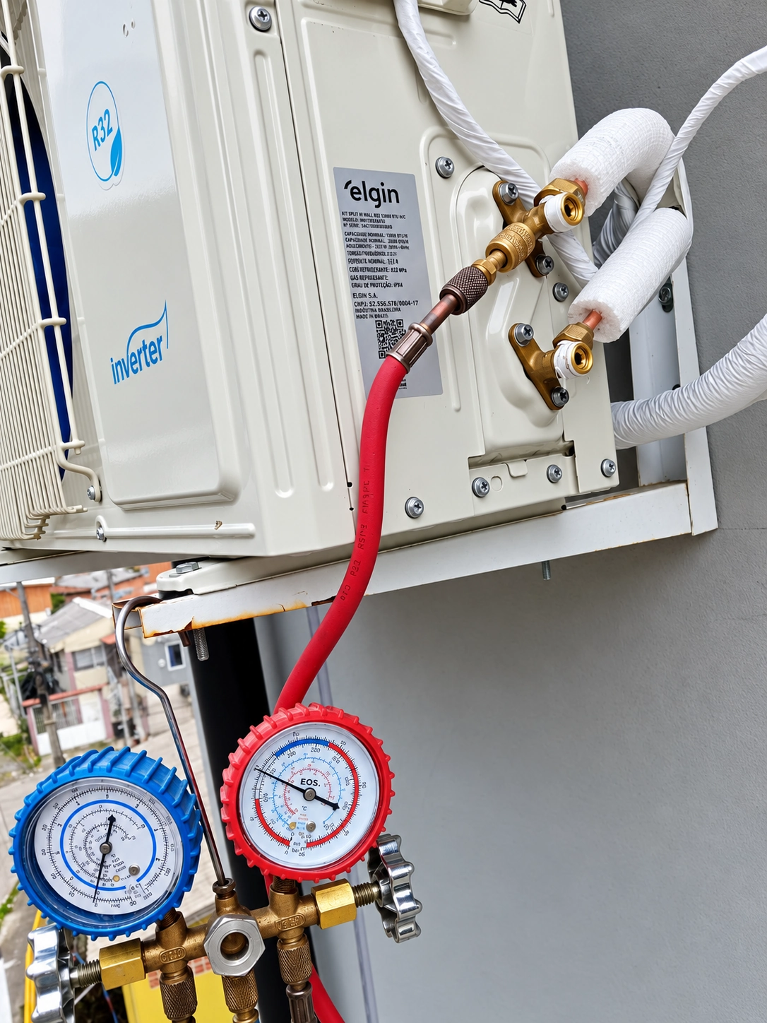 Manômetros conectados a unidade externa de ar-condicionado