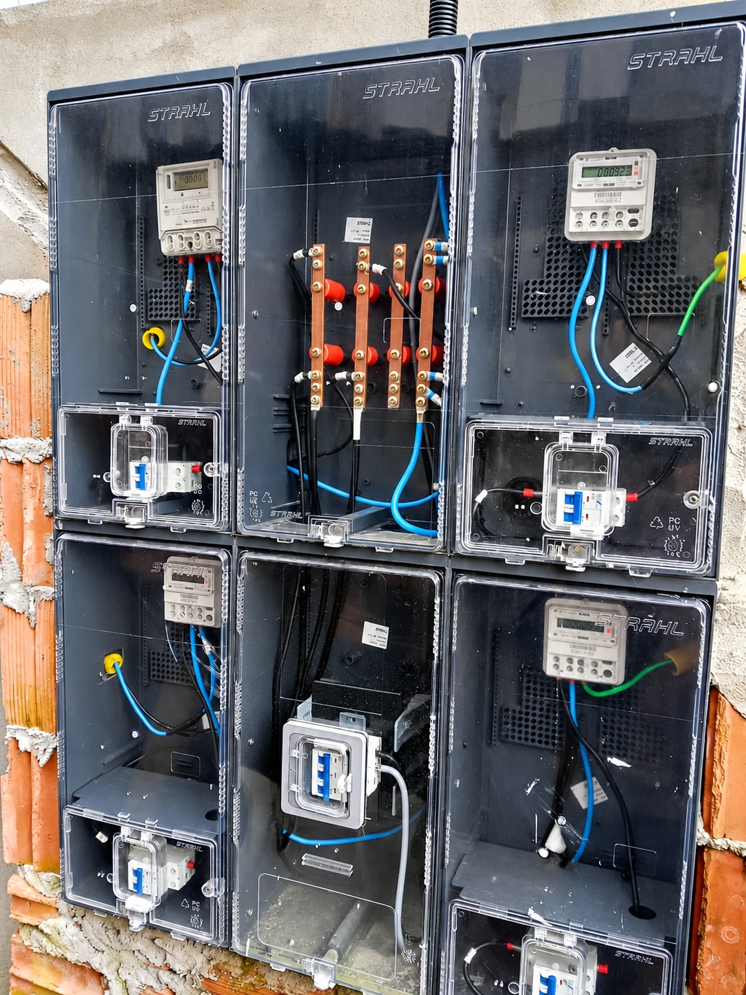 Quadro com seis medidores de energia STRAHL e instalações elétricas