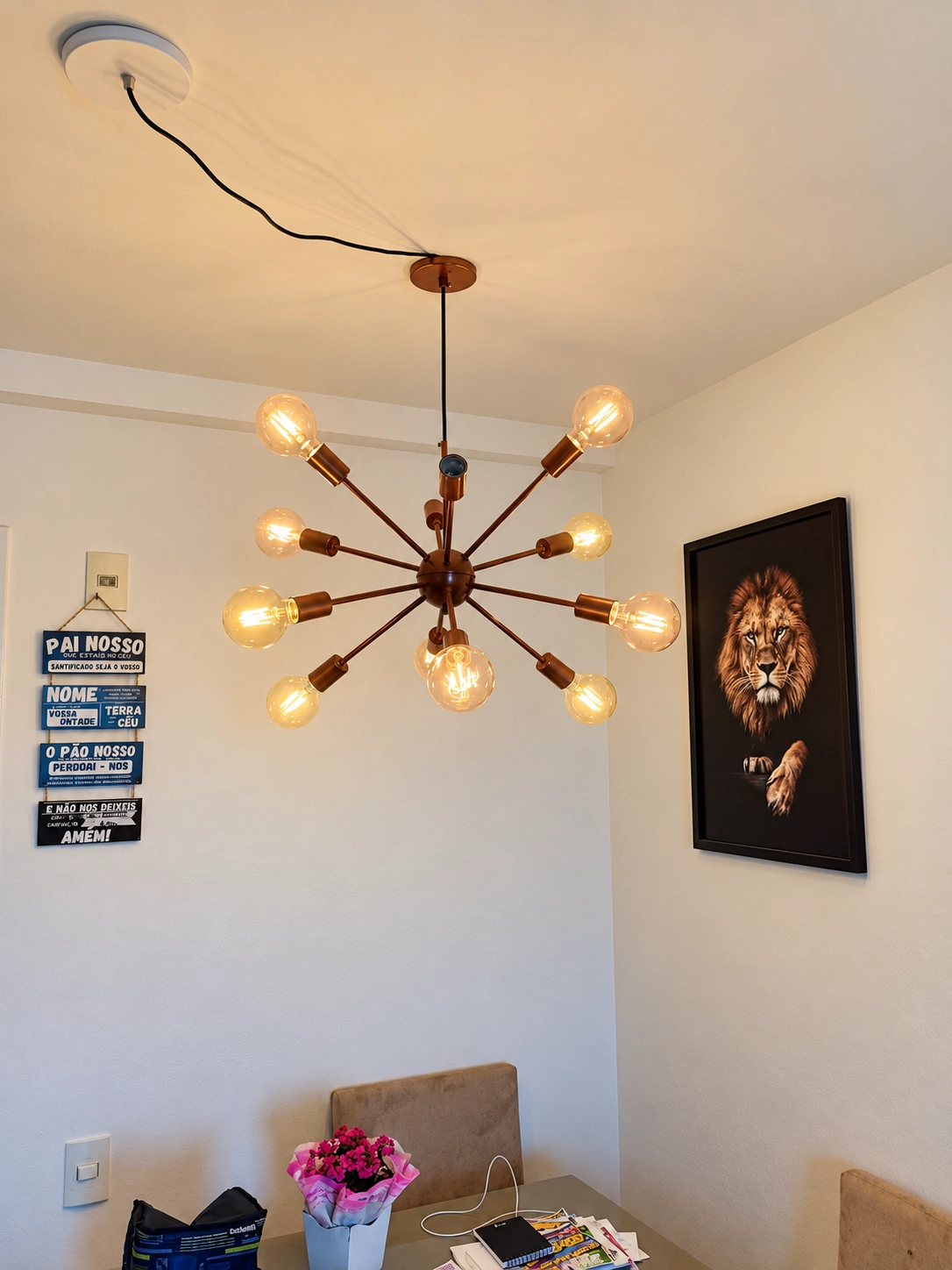 Lustre decorativo com lâmpadas aparentes iluminando sala residencial