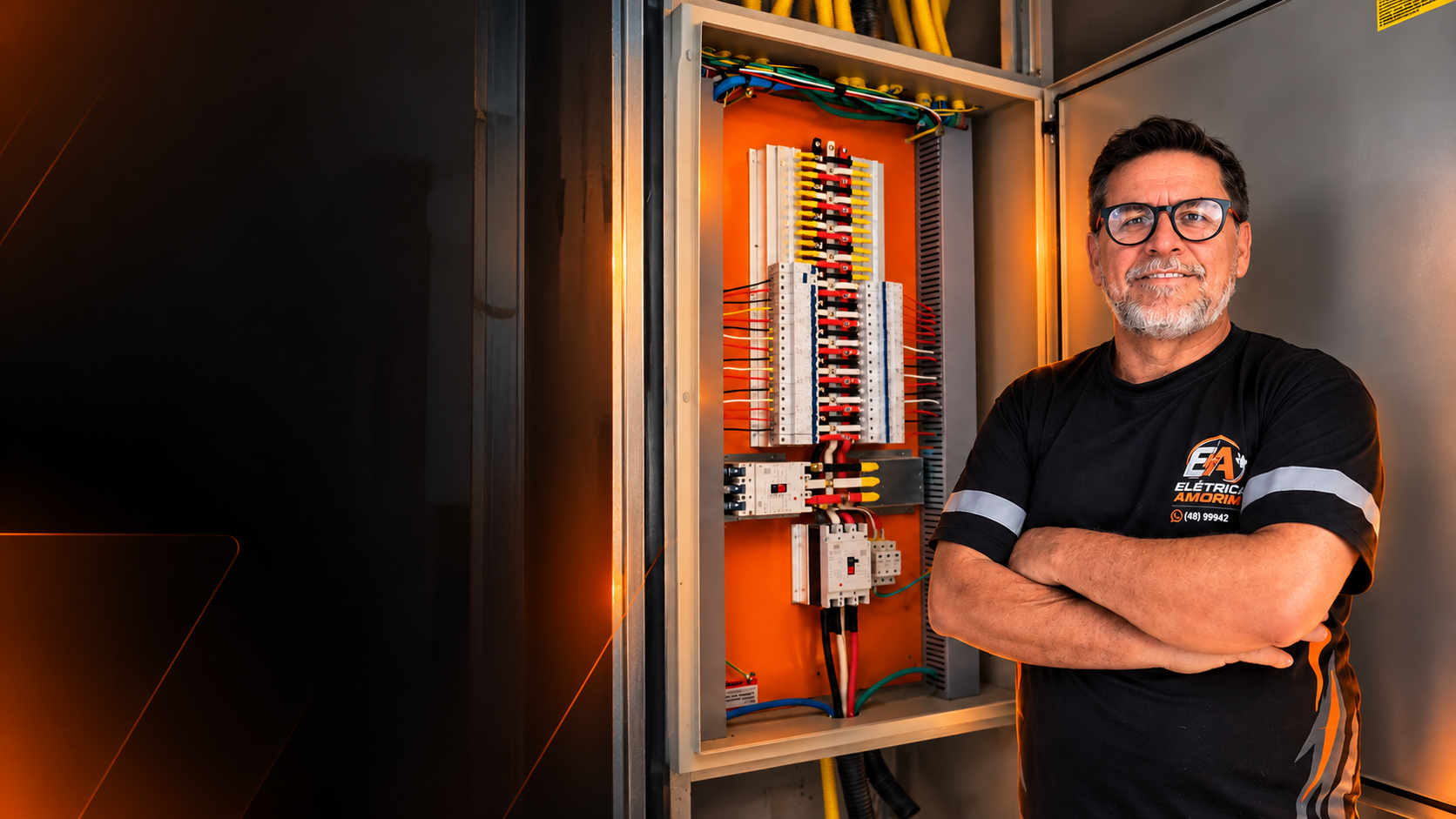 Jorge Amorim ao lado de um painel elétrico, em composição visual estilizada para a Elétrica Amorim.